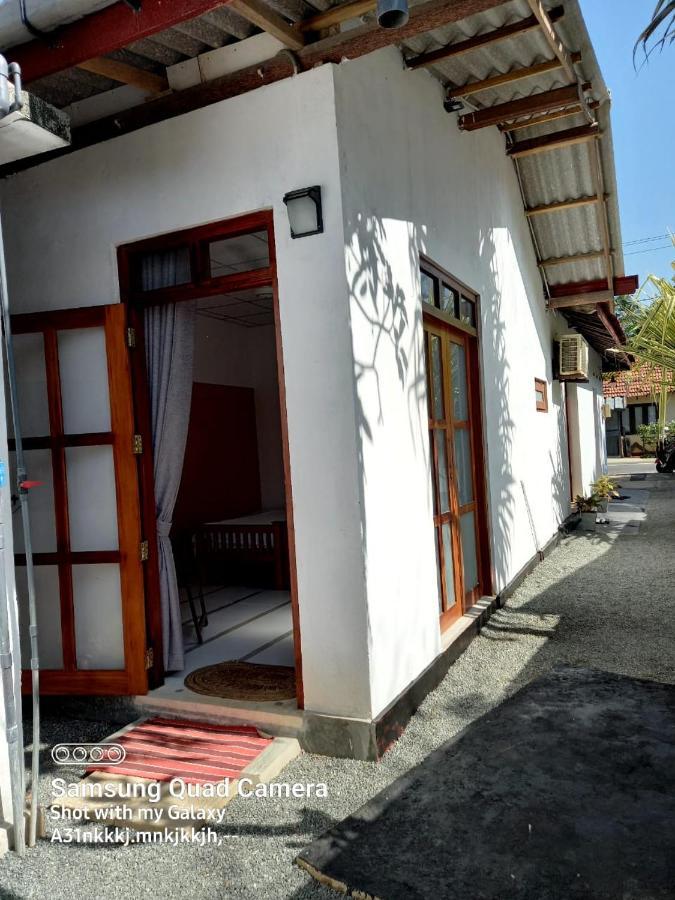 La-Vira Beach Villa Hikkaduwa Exteriör bild